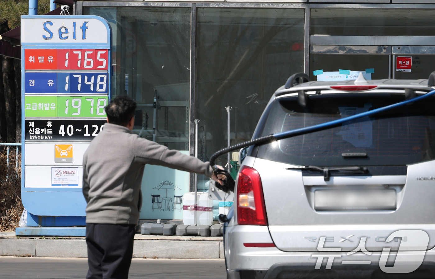 (수원=뉴스1) 김영운 기자 = 석유 제품에 대한 가격 상한제(최고가격제) 시행 첫날인 13일 경기 수원시 장안구의 한 주유소에서 시민들이 주유를 하고 있다.정부는 이날 0시부터 …