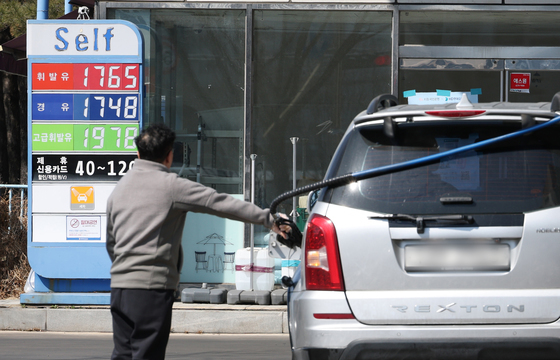 저가 주유소 찾아 나선 시민들