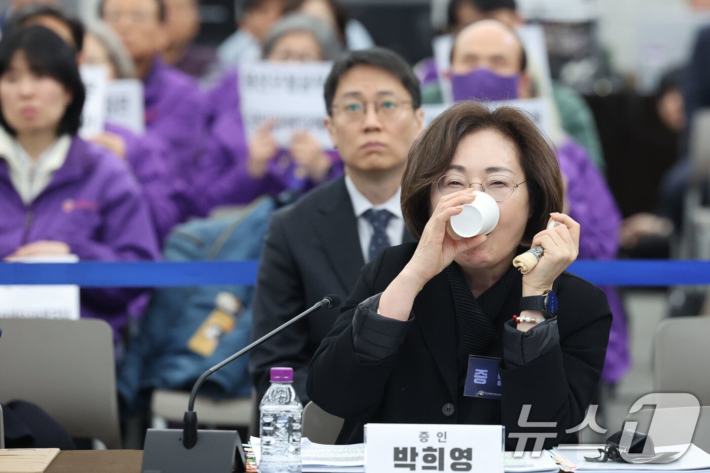 본문 이미지 - 박희영 용산구청장이 13일 서울 중구 은행회관에서 열린 10·29 이태원참사 진상규명 청문회에서 물을 마시고 있다. (공동취재) 2026.3.13 ⓒ 뉴스1 김도우 기자