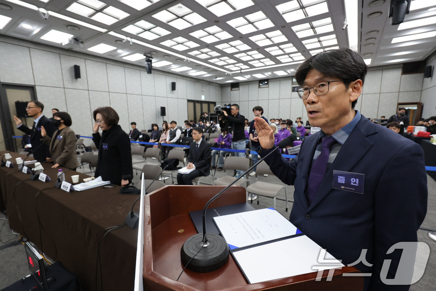 (서울=뉴스1) 김도우 기자 = 유승재 용산구 부구청장을 비롯한 증인들이 13일 서울 중구 은행회관에서 열린 10·29 이태원참사 진상규명 청문회에서 증인선서를 하고 있다. (공동 …