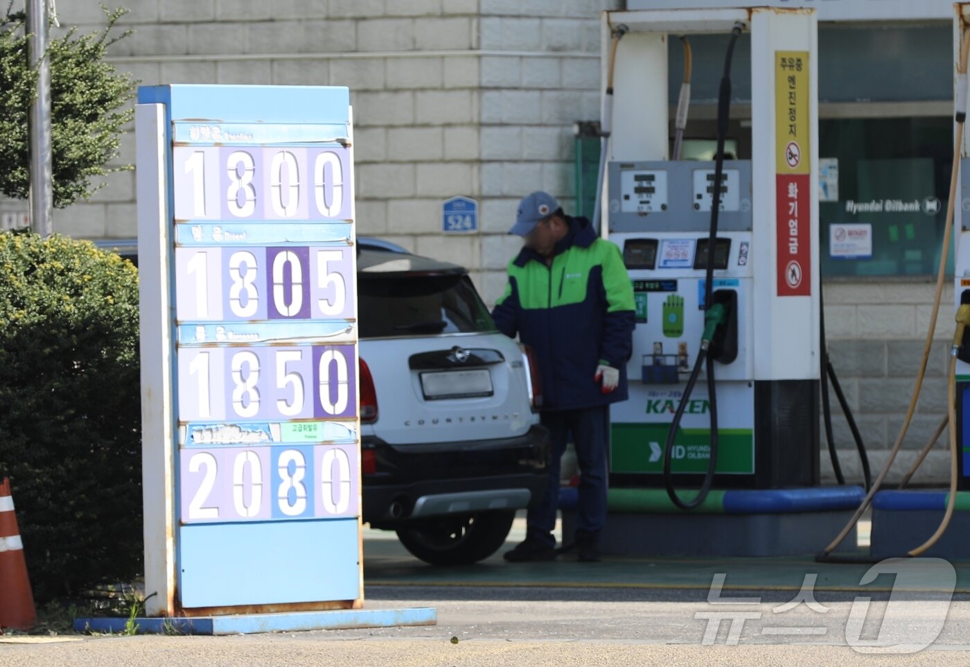 본문 이미지 - '석유 최고가격제' 시행 첫날인 13일 제주시내  휘발유 최저가를 기록한 주유소.2026.3.13 ⓒ 뉴스1 홍수영 기자