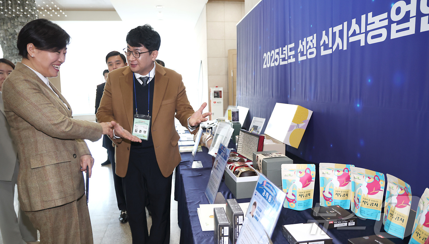 (세종=뉴스1) 김기남 기자 = 송미령 농림축산식품부 장관이 13일 세종시 정부세종컨벤션센터에서 열린 2025년도 선정 신지식농업인 장(章) 수여식에 참석, 선정된 제품들을 둘러보 …