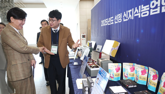 신지식농업인 장(章) 제품 설명 듣는  송미령 농식품부 장관