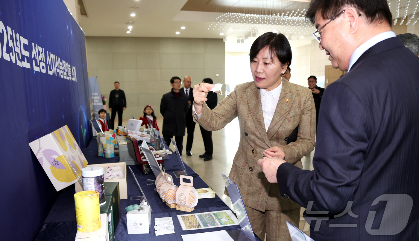 (세종=뉴스1) 김기남 기자 = 송미령 농림축산식품부 장관이 13일 세종시 정부세종컨벤션센터에서 열린 2025년도 선정 신지식농업인 장(章) 수여식에 참석, 선정된 제품들을 둘러보 …