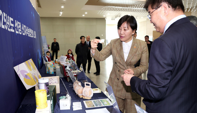 신지식농업인 장(章) 제품 설명 듣는 송미령 농식품부 장관