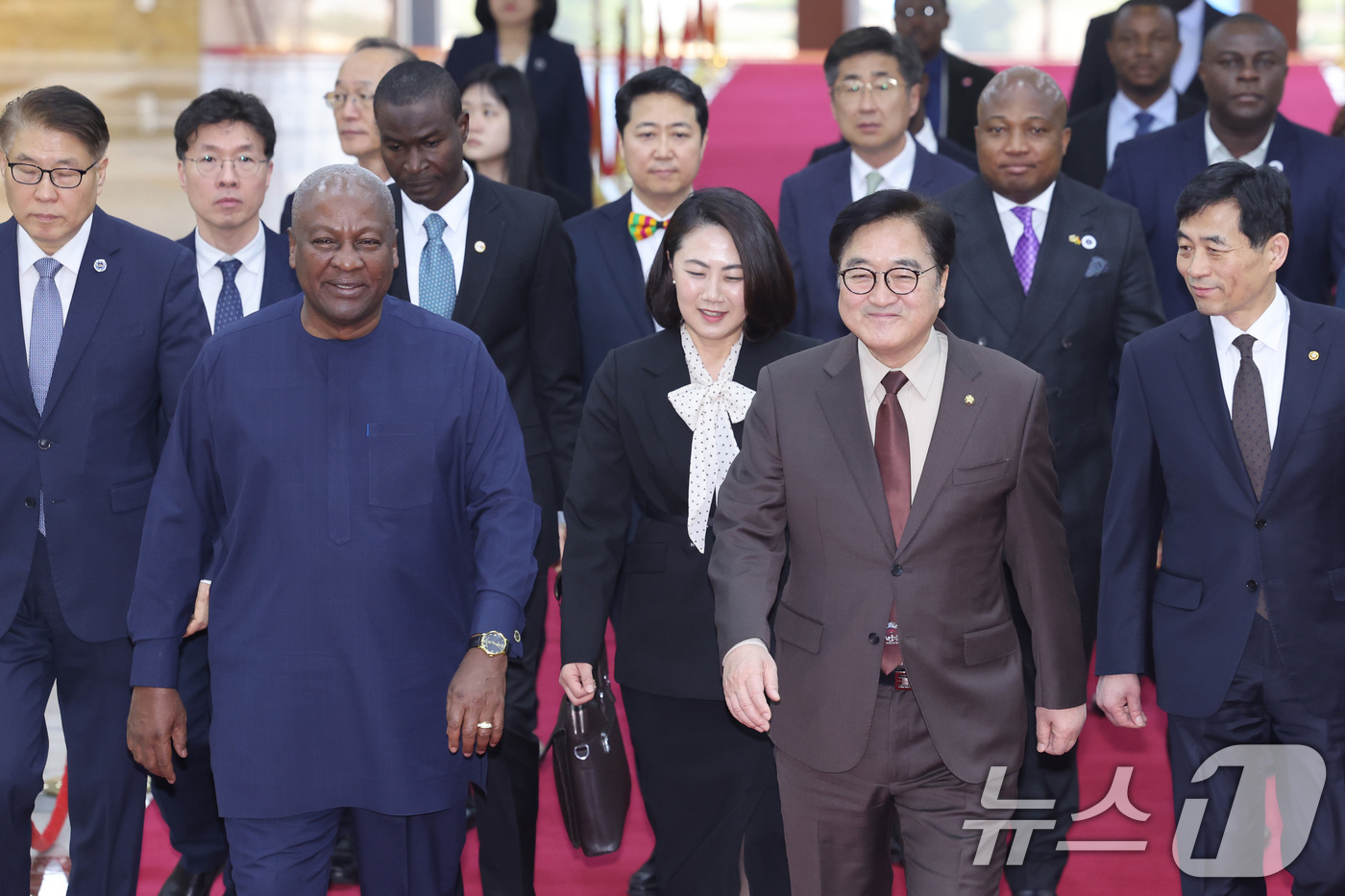 (서울=뉴스1) 신웅수 기자 = 우원식 국회의장이 13일 서울 여의도 국회를 찾은 존 드라마니 마하마 가나 대통령을 영접하고 있다. 2026.3.13/뉴스1