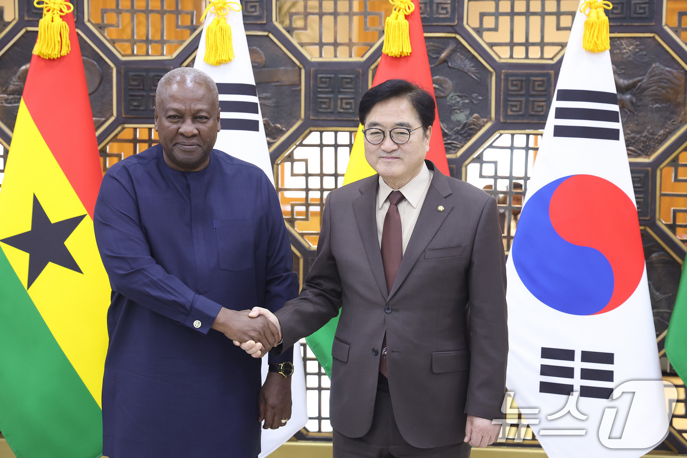 (서울=뉴스1) 신웅수 기자 = 우원식 국회의장이 13일 서울 여의도 국회를 찾은 존 드라마니 마하마 가나 대통령을 영접하고 있다. 2026.3.13/뉴스1