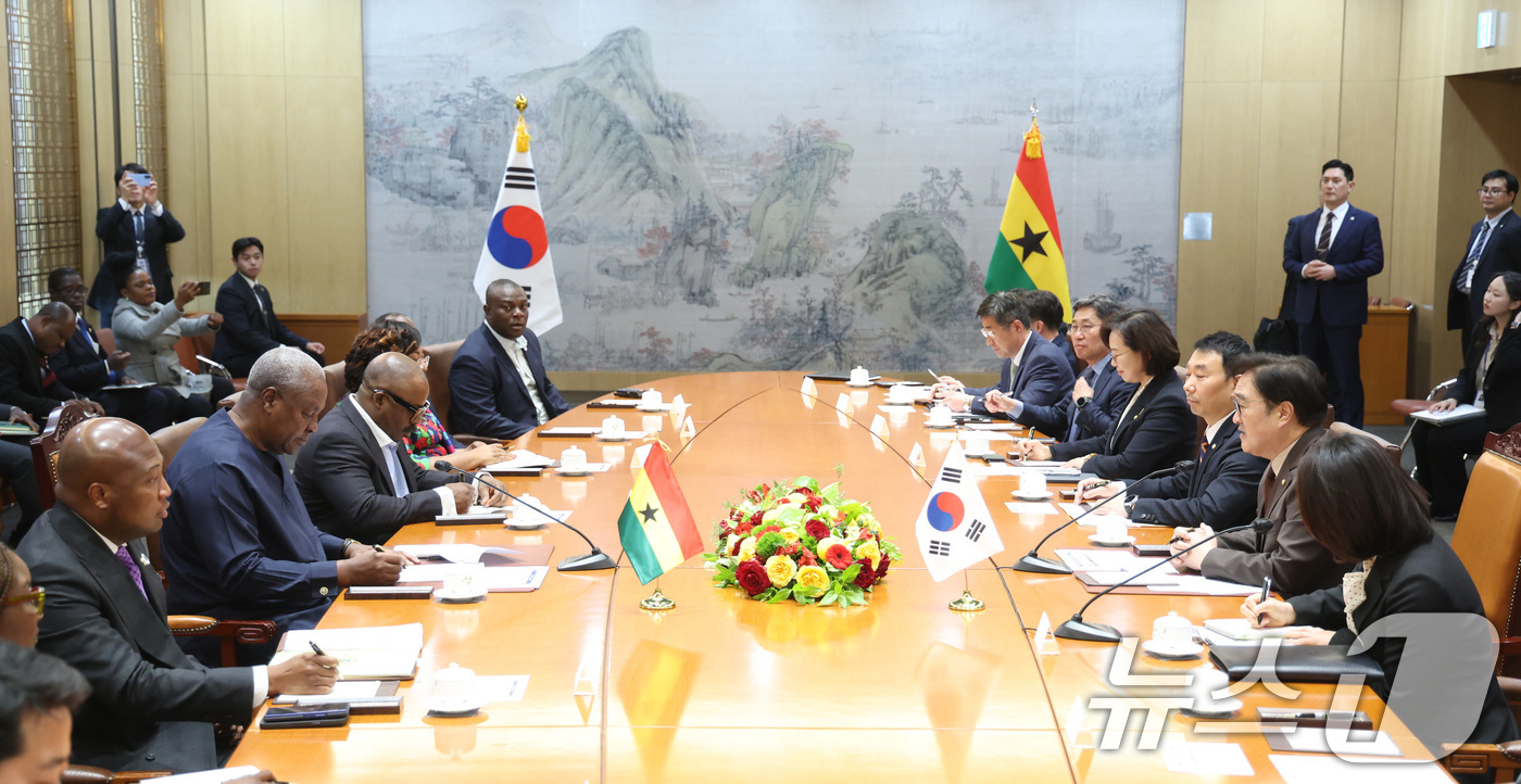 (서울=뉴스1) 신웅수 기자 = 우원식 국회의장이 13일 서울 여의도 국회를 찾은 존 드라마니 마하마 가나 대통령에게 인사말을 하고 있다. 2026.3.13/뉴스1