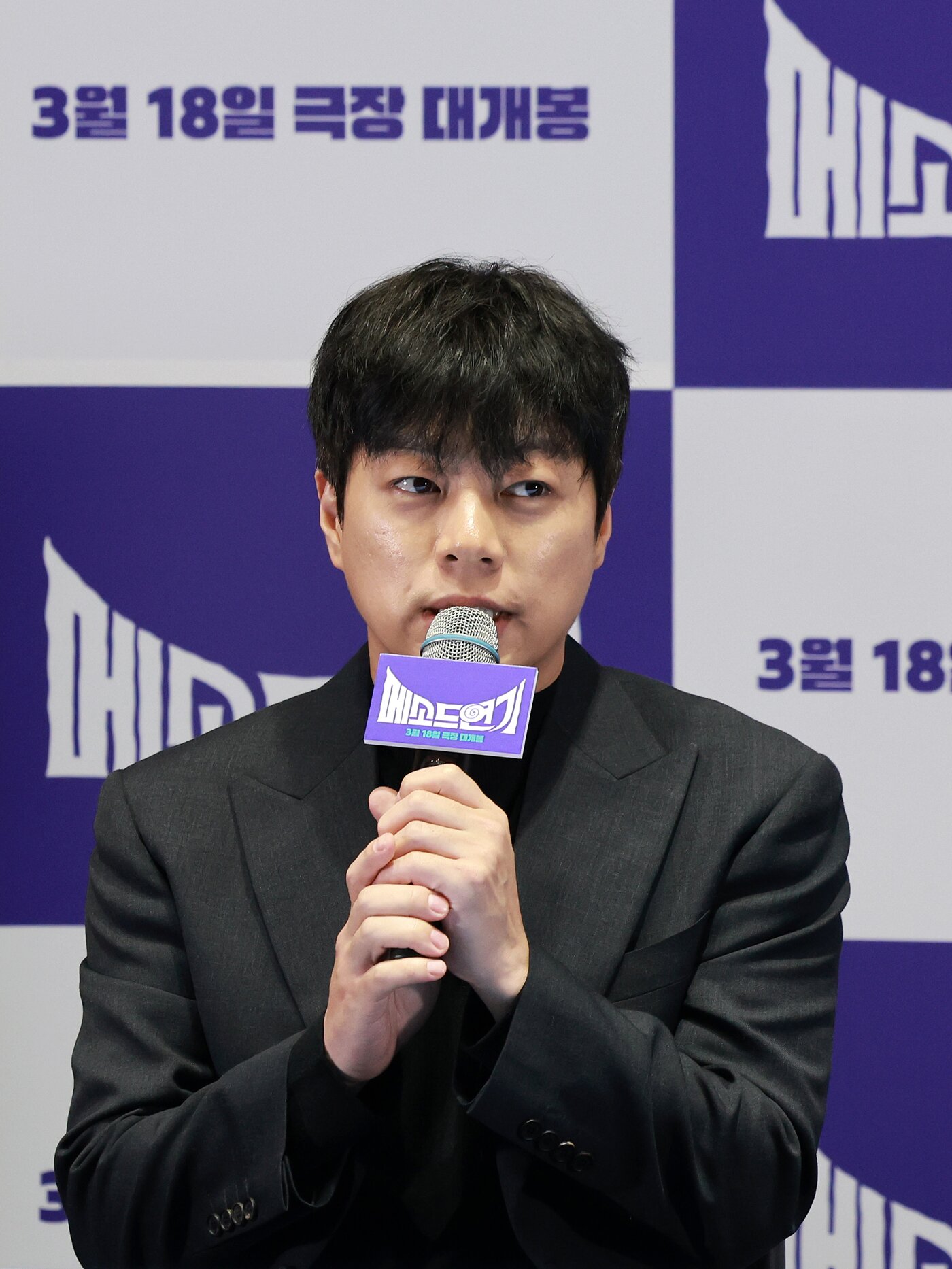 본문 이미지 - 이기혁 감독이 13일 서울 강남구 코엑스 메가박스에서 진행된 영화 ‘메소드연기’ 언론배급시사회에 참석해 인사말을 하고 있다. 영화 ‘메소드연기’는 코미디로 떴지만 코미디가 하기 싫은 웃기는 배우 이동휘가 진정성 있는 연기로 인정받기 위해 역할에 과몰입하면서 벌어지는 이야기를 그린 작품이다. 2026.3.13 ⓒ 뉴스1 이호윤 기자