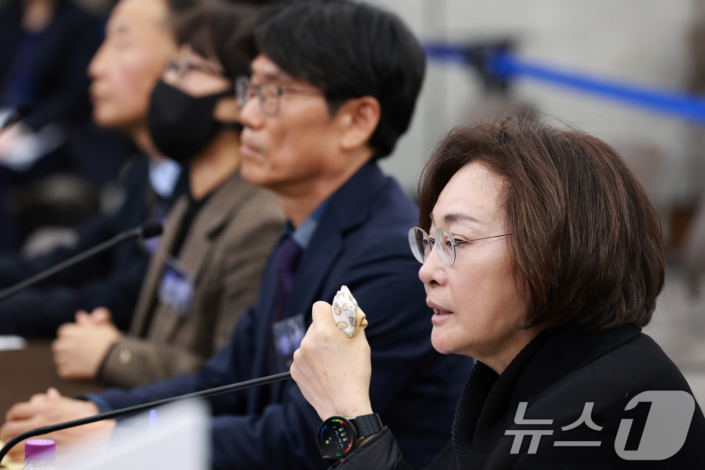 (서울=뉴스1) 김도우 기자 = 13일 서울 중구 은행회관에서 10·29 이태원참사 진상규명과 재발방지를 위한 특별조사위원회가 연 청문회에서 박희영 용산구청장이 증인으로 출석해 발 …