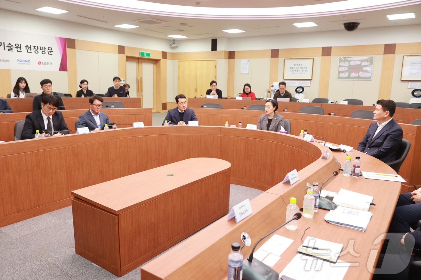 (서울=뉴스1) = 한성숙 중소벤처기업부 장관이 13일 오후 경기도 평택 AI+제조, 상생형 AI 스마트제조 LG생산기술원 현장간담회에서 발언을 하고있다. (중소벤처기업부 제공. …