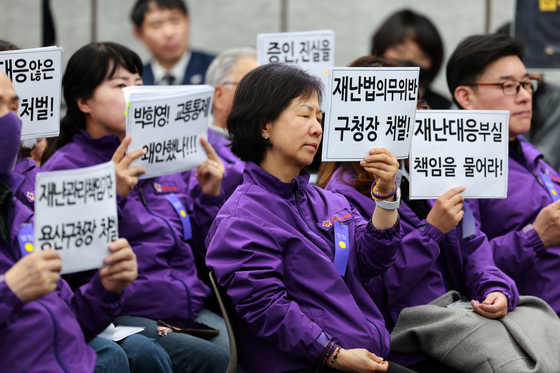 증인들 답변 듣는 유가족들