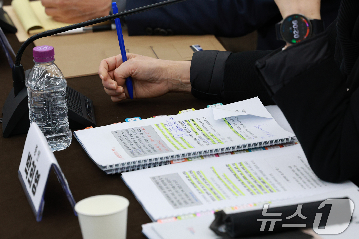 (서울=뉴스1) 김도우 기자 = 13일 서울 중구 은행회관에서 10·29 이태원참사 진상규명과 재발방지를 위한 특별조사위원회가 연 청문회에서 박희영 용산구청장 앞에  준비해온 자료 …