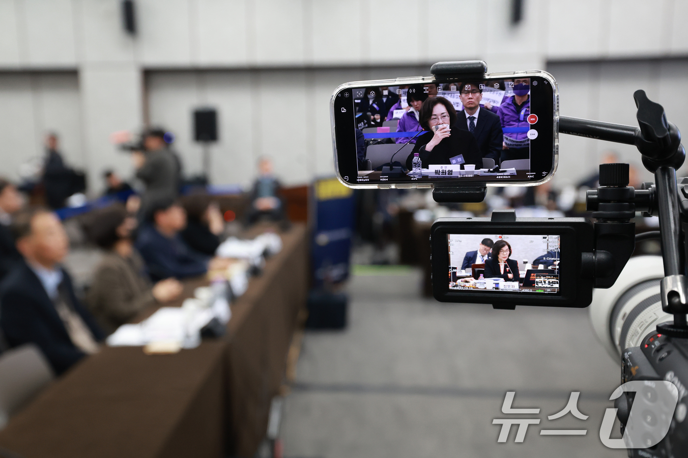 (서울=뉴스1) 김도우 기자 = 13일 서울 중구 은행회관에서 10·29 이태원참사 진상규명과 재발방지를 위한 특별조사위원회가 연 청문회에서 박희영 용산구청장이 증인으로 출석해 방 …