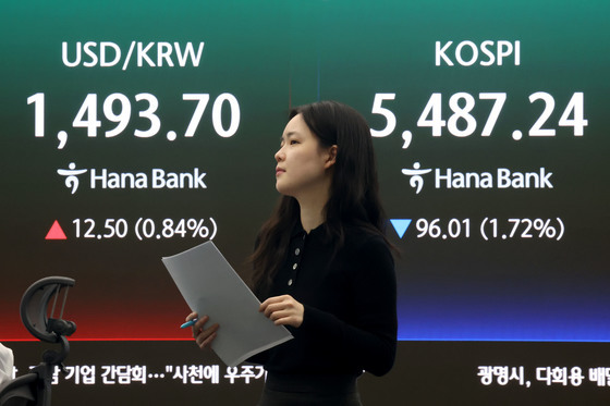 중동 전쟁에 급등한 환율…다시 1490원 대 올라섰다(종합)