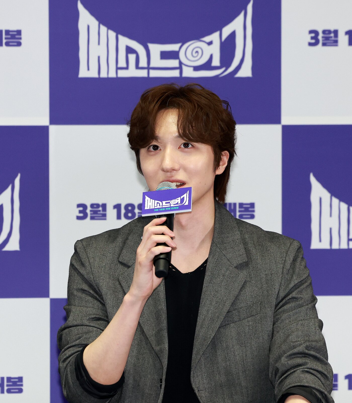 본문 이미지 - 배우 찬희가 13일 서울 강남구 코엑스 메가박스에서 진행된 영화 ‘메소드연기’ 언론배급시사회에서 인사말을 하고 있다. 영화 ‘메소드연기’는 코미디로 떴지만 코미디가 하기 싫은 웃기는 배우 이동휘가 진정성 있는 연기로 인정받기 위해 역할에 과몰입하면서 벌어지는 이야기를 그린 작품이다. 2026.3.13 ⓒ 뉴스1 이호윤 기자