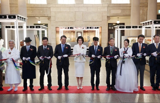 김혜경 여사, '한국본색' 개막식 테이프 커팅식