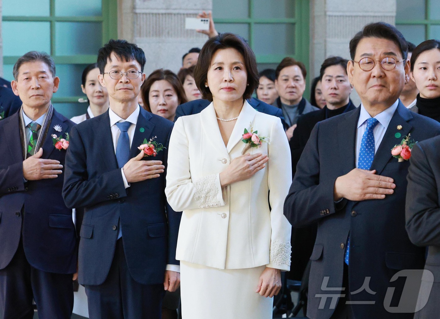 (서울=뉴스1) 허경 기자 = 김혜경 여사가 13일 서울 문화역서울284에서 열린 정부조달 문화상품 특별전 ‘한국본색’ 개막식에서 국민의례를 하고 있다. (청와대통신사진기자단) 2 …