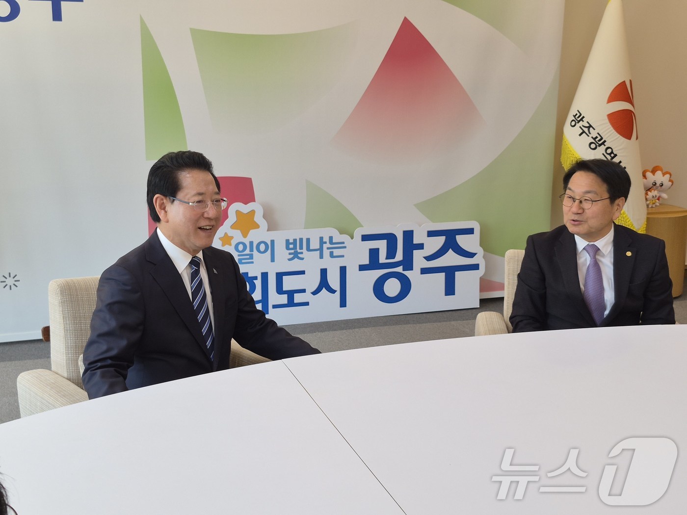 (광주=뉴스1) 전원 기자 = 김영록 민주당 전남광주특별시장 예비후보와 강기정 광주광역시장이 13일 광주시청에서 환담하고 있다. (김영록 후보측 제공. 재판매 및 DB금지) 202 …