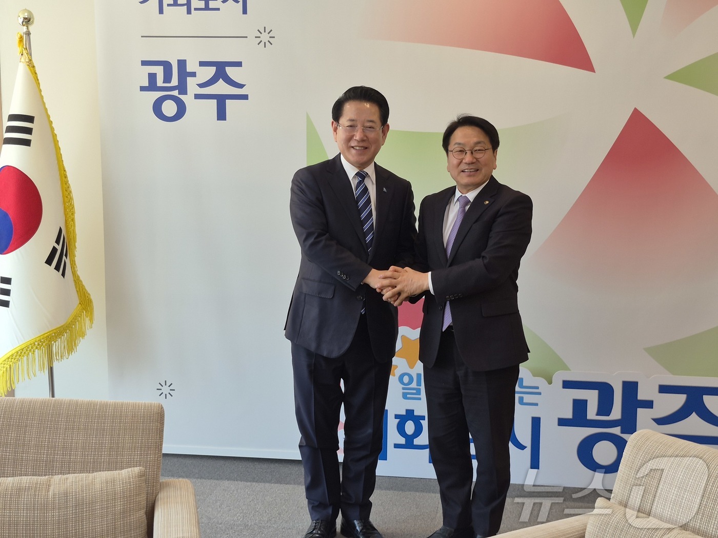 (광주=뉴스1) 전원 기자 = 김영록 민주당 전남광주특별시장 예비후보와 강기정 광주광역시장이 13일 광주시청에서 환담하고 있다. (김영록 후보 측 제공. 재판매 및 DB금지) 20 …