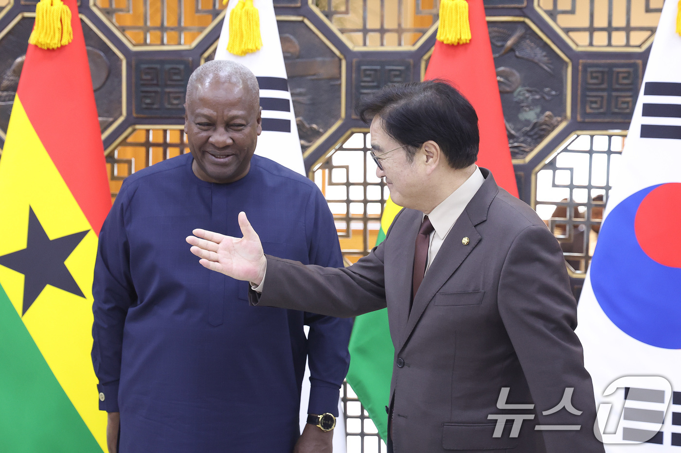 (서울=뉴스1) 신웅수 기자 = 우원식 국회의장이 13일 서울 여의도 국회를 찾은 존 드라마니 마하마 가나 대통령을 영접하고 있다. 2026.3.13/뉴스1