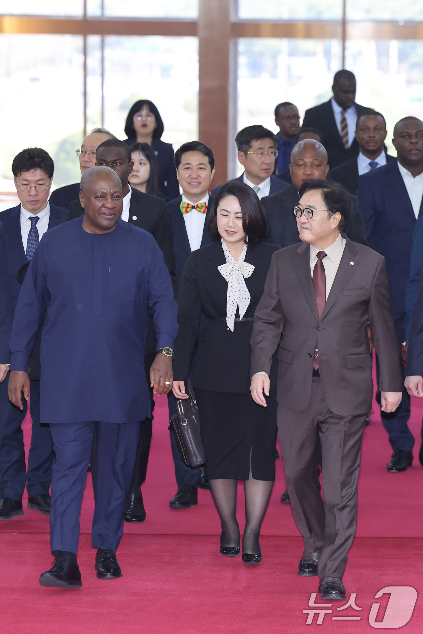 (서울=뉴스1) 신웅수 기자 = 우원식 국회의장이 13일 서울 여의도 국회를 찾은 존 드라마니 마하마 가나 대통령을 영접하고 있다. 2026.3.13/뉴스1