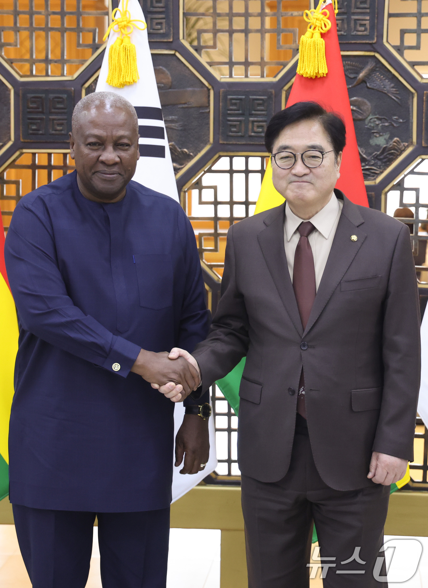 (서울=뉴스1) 신웅수 기자 = 우원식 국회의장이 13일 서울 여의도 국회를 찾은 존 드라마니 마하마 가나 대통령과 기념 촬영을 하고 있다. 2026.3.13/뉴스1