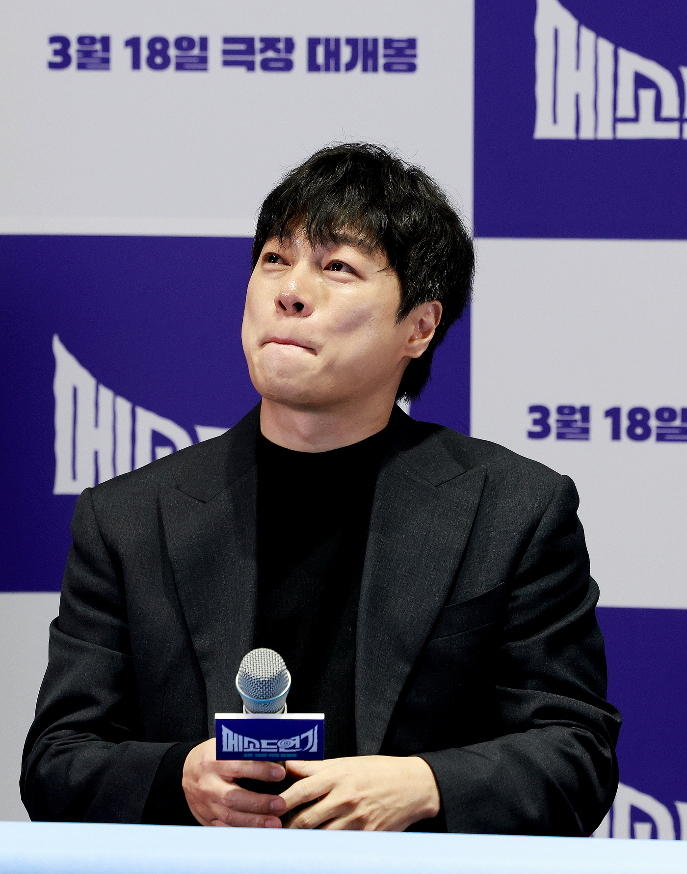 (서울=뉴스1) 이호윤 기자 = 이기혁 감독이 13일 서울 강남구 코엑스 메가박스에서 진행된 영화 ‘메소드연기’ 언론배급시사회에서 취재진 질문에 답변하다 눈물을 보이고 있다.영화 …