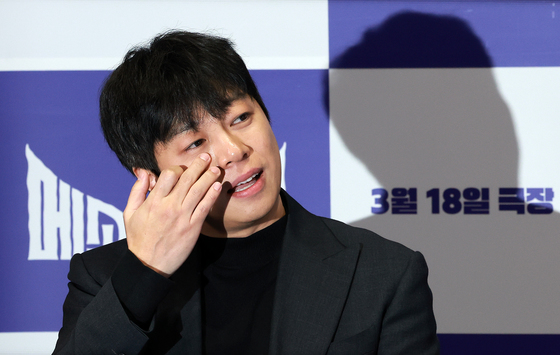 눈물 훔치는 이기혁 감독