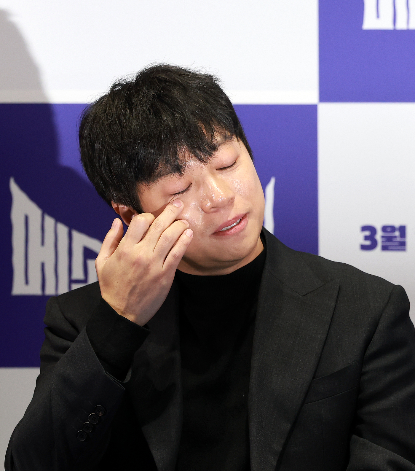 (서울=뉴스1) 이호윤 기자 = 이기혁 감독이 13일 서울 강남구 코엑스 메가박스에서 진행된 영화 ‘메소드연기’ 언론배급시사회에서 취재진 질문에 답변하다 눈물을 보이고 있다.영화 …