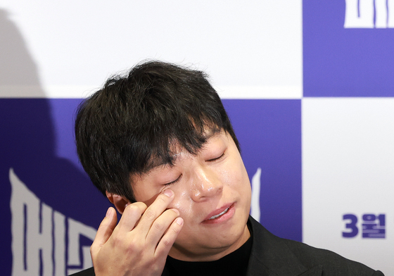 눈물 훔치는 이기혁 감독