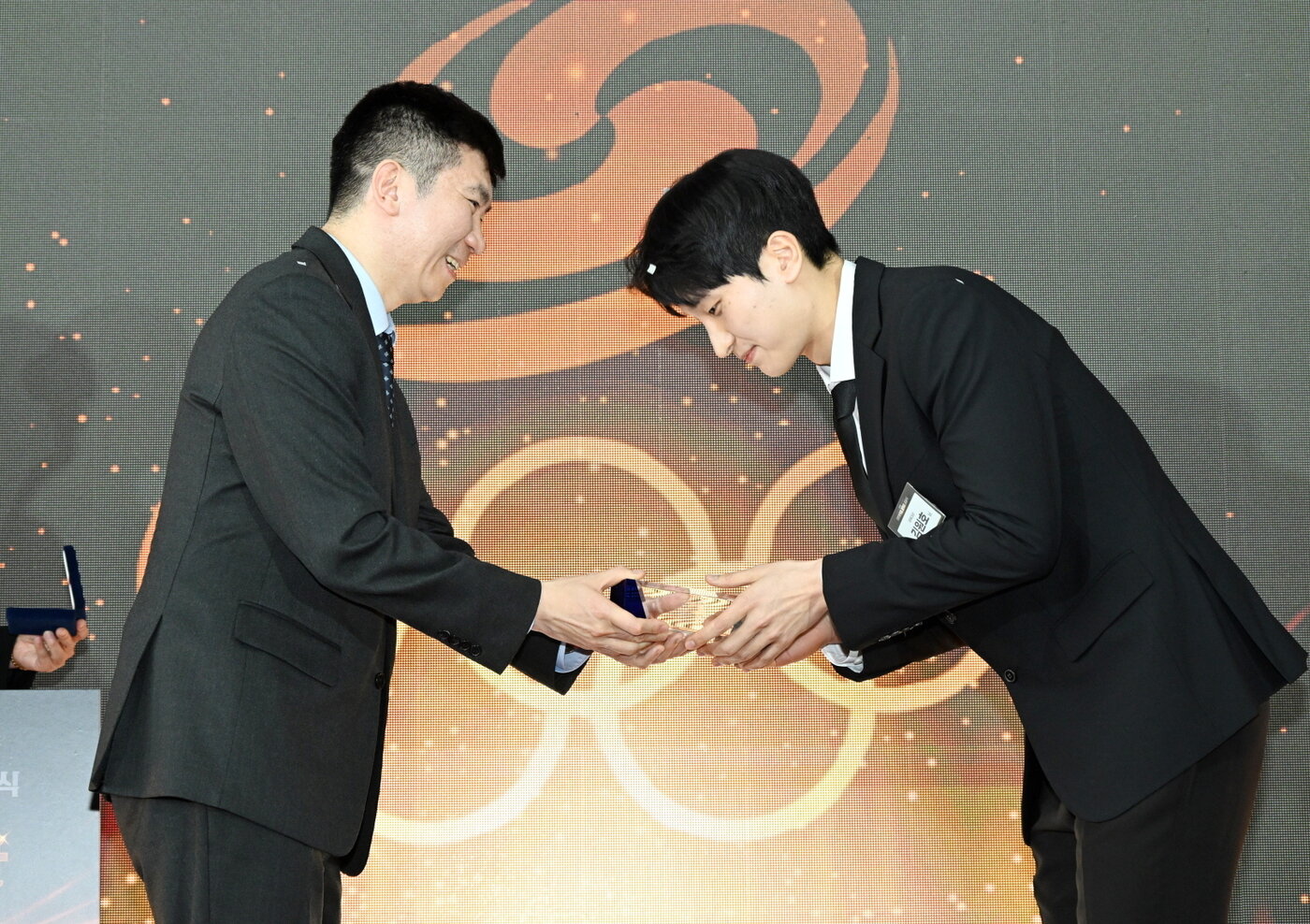 본문 이미지 - 김원호(오른쪽)이 유승민 대한체육회장으로부터 대상을 받고 있다. (대한체육회 제공)