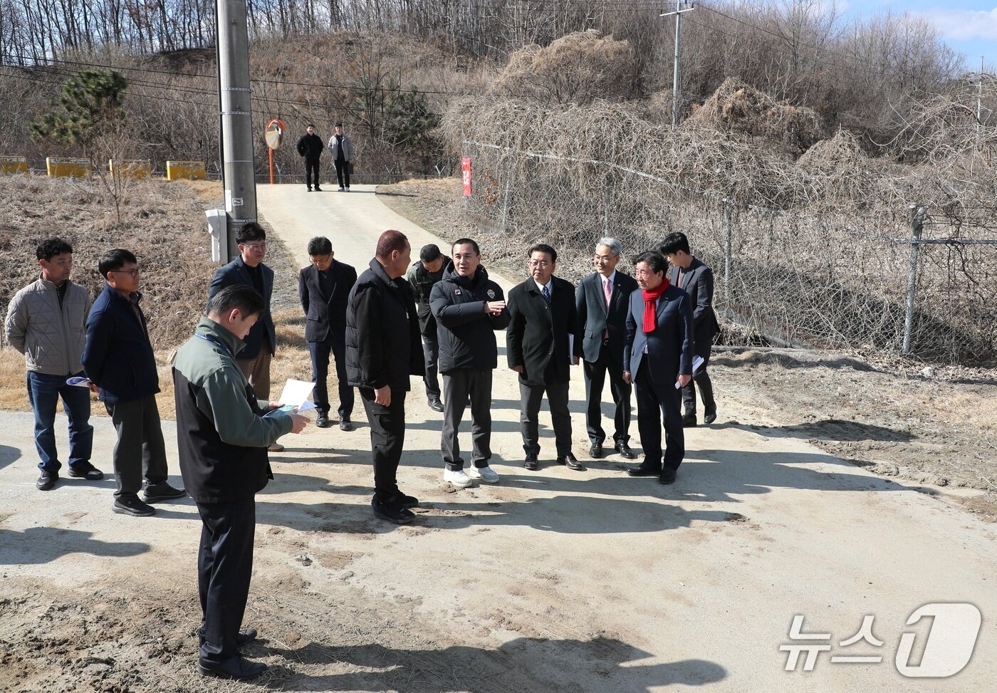 본문 이미지 - 김진태 강원도지사가 13일 횡성군 소재 소규모 농업진흥지역 현장을 찾아 제도 운용 상황을 점검하고 지역 주민 의견을 청취하고 있다.(강원도 제공. 재판매 및 DB금지)/뉴스1