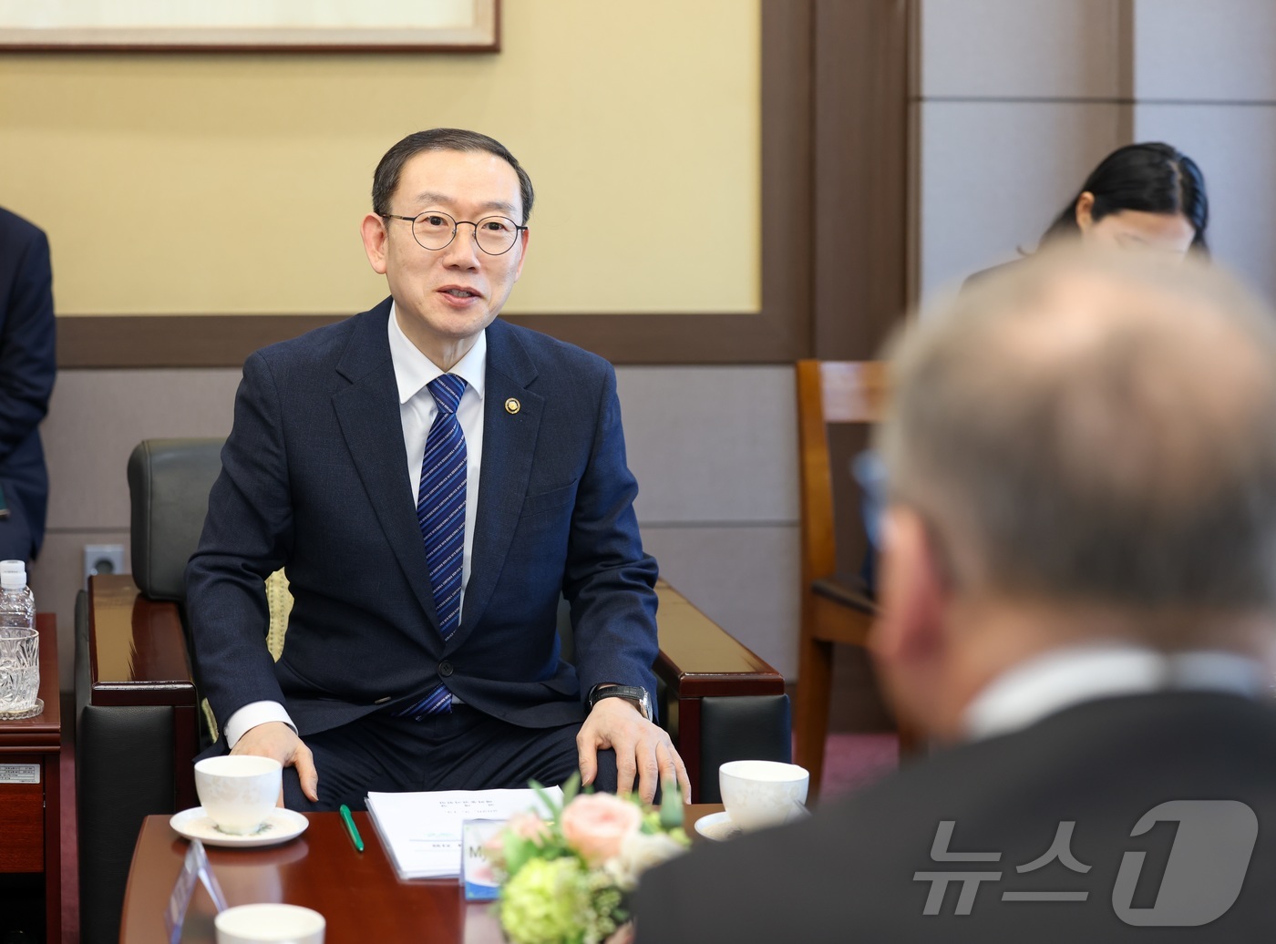 (대전=뉴스1) 박찬수 기자 = 이명구 관세청장은 13일 서울본부세관에서 이반 얀차렉 주한 체코 대사를 만나 우리 기업의 체코 수출 확대를 지원하기 위한 양국 간 관세협력 방안을 …