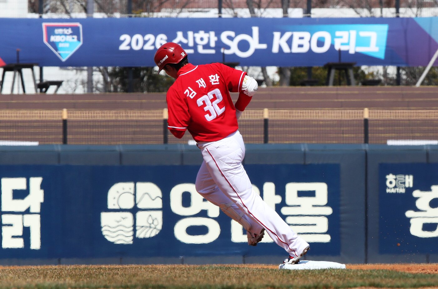 본문 이미지 - SSG 랜더스 김재환이 시범경기에서 이적 후 첫 홈런을 때렸다. (SSG 제공)