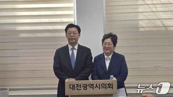 본문 이미지 - 맹수석(왼쪽)·정상신 대전교육감 예비후보가 11일 대전시의회에서 기자회견을 열고 현재 진행 중인 진보교육감 단일화가 공정성을 훼손하고 있다고 주장했다.(정상신 예비후보 선거사무소 제공) /뉴스1 