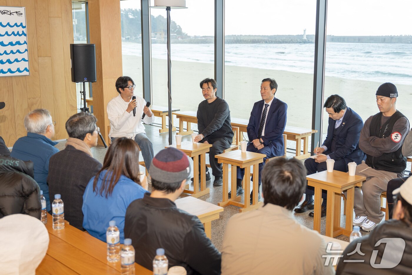 본문 이미지 - 우상호 더불어민주당 강원특별자치도지사 예비후보는 13일 양양지역에서 청년 및 청년 창업가들의 애로사항을 청취했다.(우상호 측 제공. 재판매 및 DB금지)/뉴스1