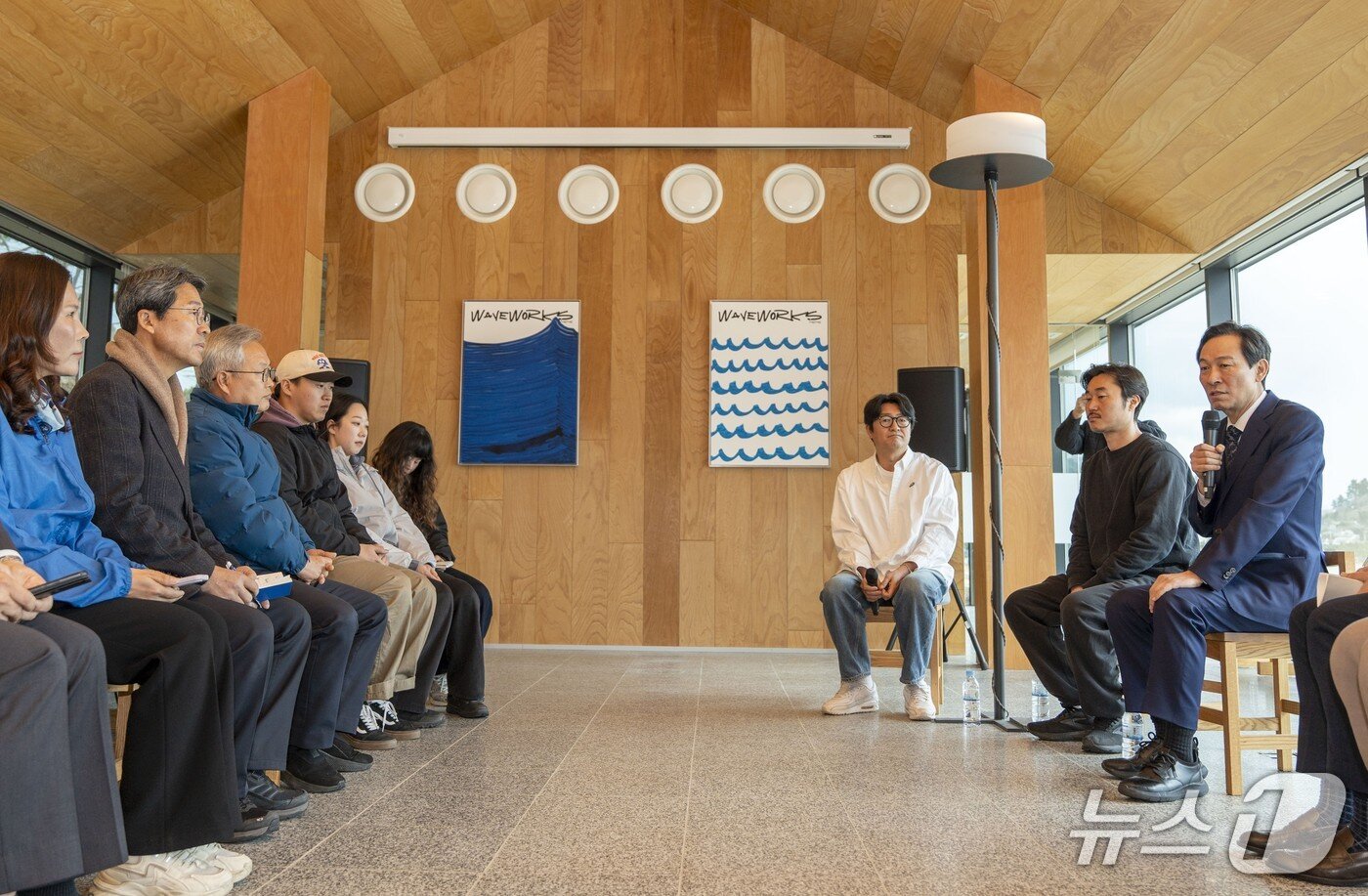 본문 이미지 - 우상호 더불어민주당 강원특별자치도지사 예비후보는 13일 양양지역에서 청년들과 청년 창업가들의 애로사항을 청취했다.(우상호 측 제공. 재판매 및 DB금지)/뉴스1