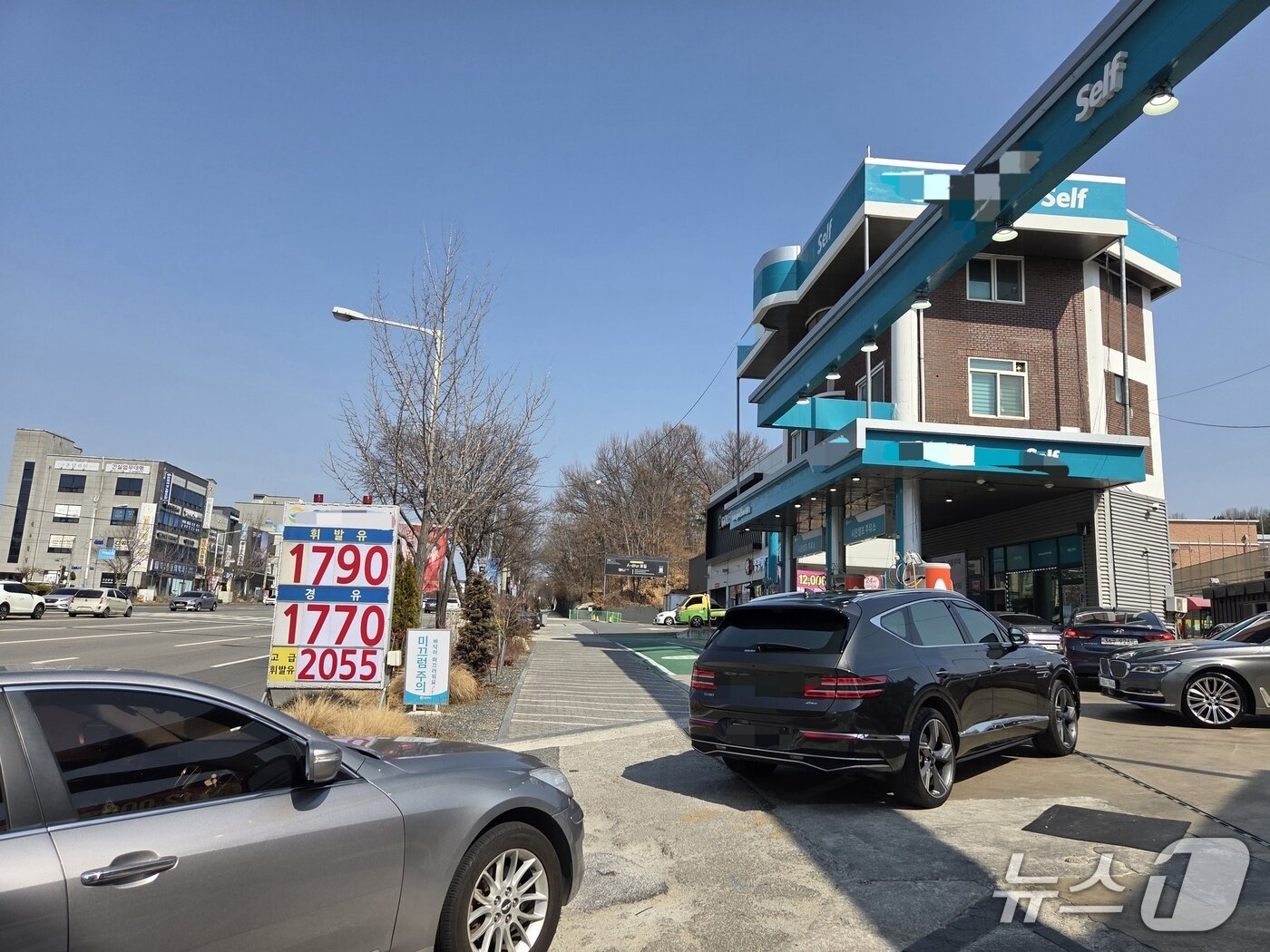 본문 이미지 - 13일 오후 12시께 전북 전주시 완산구의 한 주유소에 차량들이 들어서고 있다.2026.3.13/뉴스1 문채연 기자