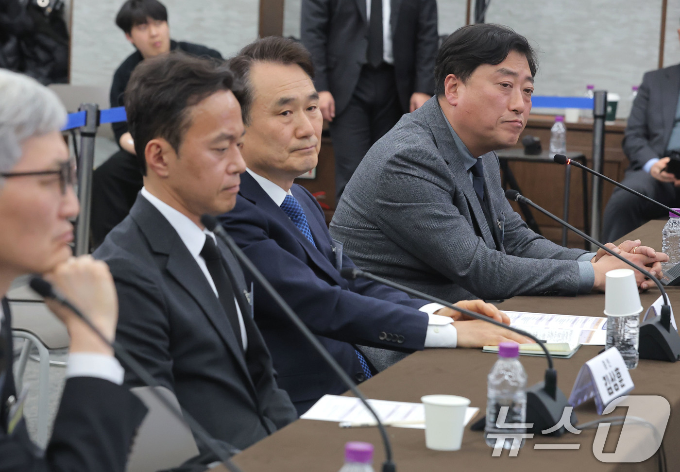 (서울=뉴스1) 김도우 기자 = 13일 서울 중구 은행회관에서 10·29 이태원참사 진상규명과 재발방지를 위한 특별조사위원회가 연 청문회에서 최성범 당시 용산소방서장(오른쪽)과 남 …