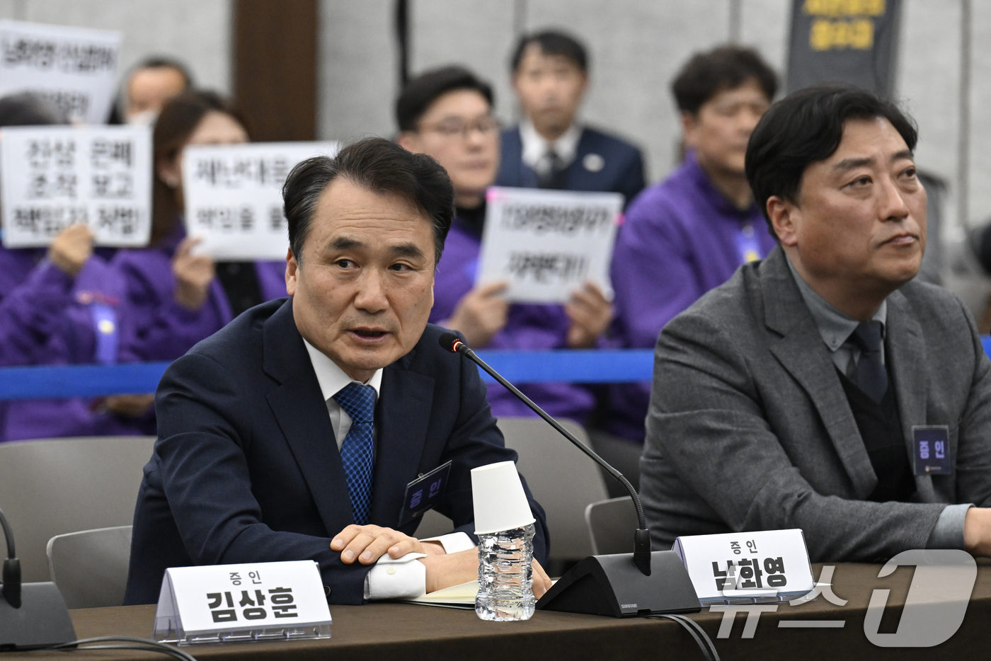 (서울=뉴스1) 김도우 기자 = 남화영 전 소방청장 직무대리(왼쪽)가 13일 오후 서울 중구 은행회관에서 열린 10·29 이태원참사 진상규명 청문회에 출석해 증언을 하고 있다. ( …