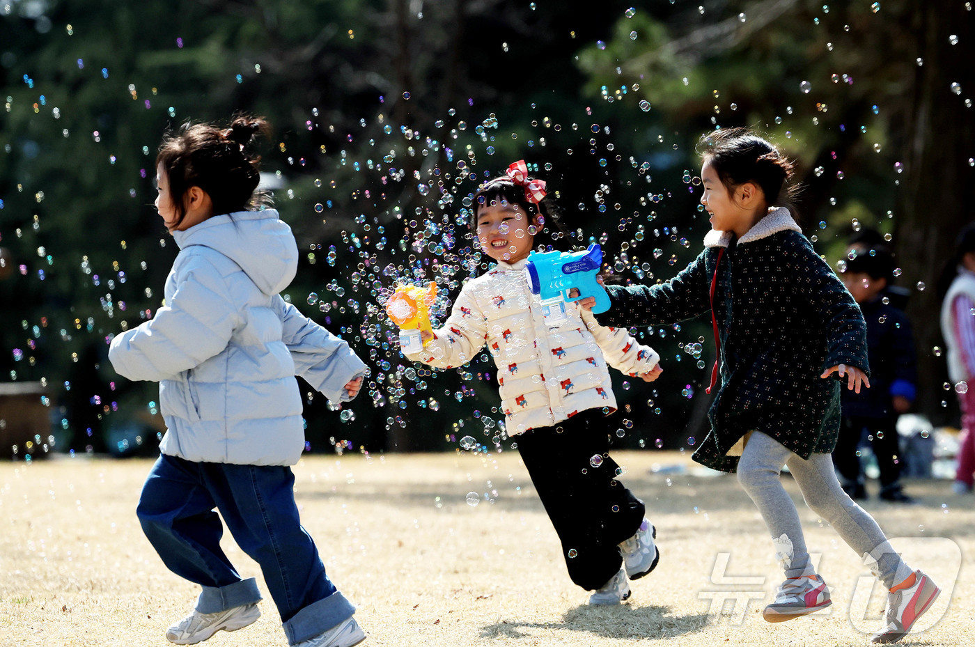 (광주=뉴스1) 박지현 기자 = 초봄 날씨를 보인 13일 광주 북구청직장어린이집 아이들이 전남대학교 캠퍼스 잔디 광장에서 포근한 봄 햇살 아래 비눗방울 놀이를 하며 즐거운 시간을 …