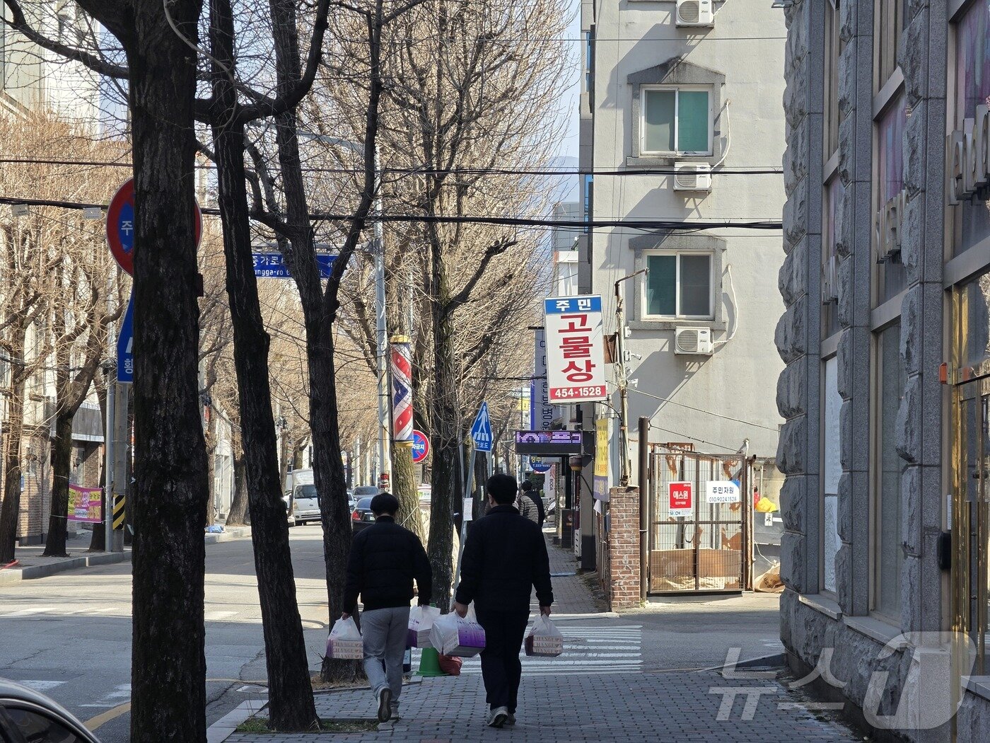 본문 이미지 - 13일 오후 2시쯤 북구 창억떡 본점에서 시민들이 떡을 사서 밖을 나가고 있다. 2026.3.13 ⓒ 뉴스1 조수민 수습기자