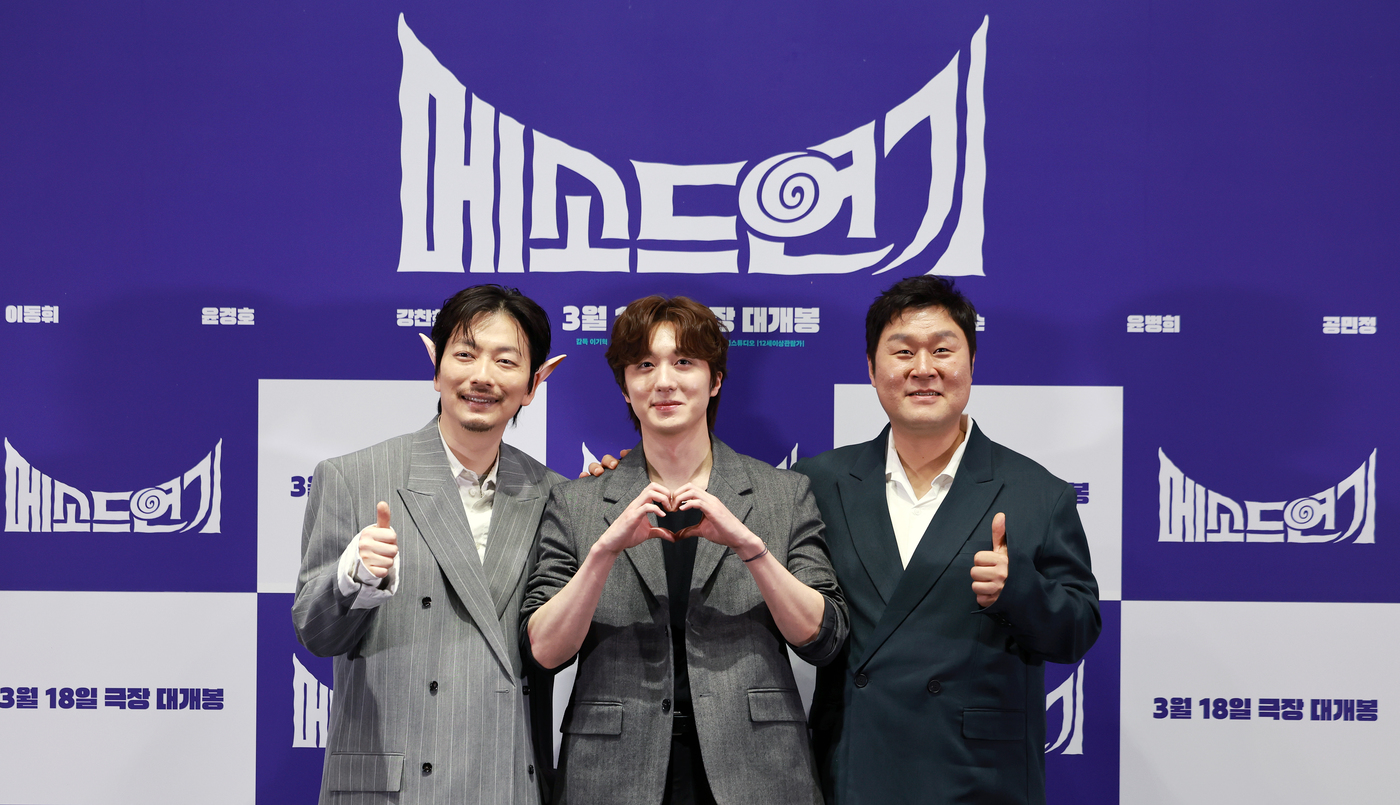 (서울=뉴스1) 이호윤 기자 = 배우 이동휘(왼쪽부터), 찬희, 윤경호가 13일 서울 강남구 코엑스 메가박스에서 진행된 영화 ‘메소드연기’ 언론배급시사회에서 포토타임을 갖고 있다. …