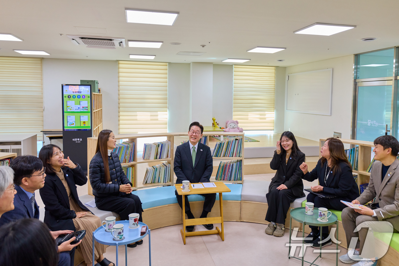 (서울=뉴스1) 허경 기자 = 이재명 대통령이 13일 충북 청주 공립 발달장애 특수학교인 이은학교를 방문해 학교 관계자 및 학부모들과 간담회를 하고 있다. (청와대 제공. 재판매 …