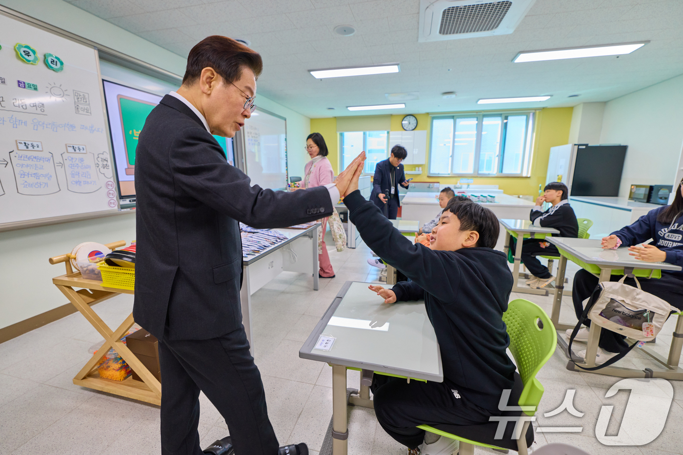 (서울=뉴스1) 허경 기자 = 이재명 대통령이 13일 충북 청주 이은학교를 방문해 학생과 하이파이브를 하고 있다. (청와대 제공. 재판매 및 DB 금지) 2026.3.13/뉴스1