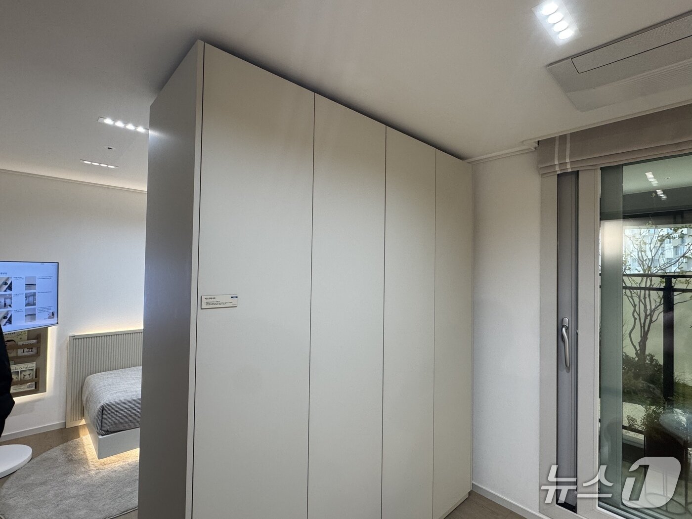 본문 이미지 - 래미안 엘라비네에 최초 적용되는 '넥스트 퍼니처' 옷장의 모습/ 2026.3.13 ⓒ 뉴스1 윤주현 기자