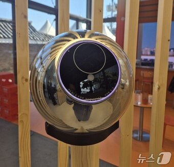 본문 이미지 -  홍채 인식 기기 '오브'