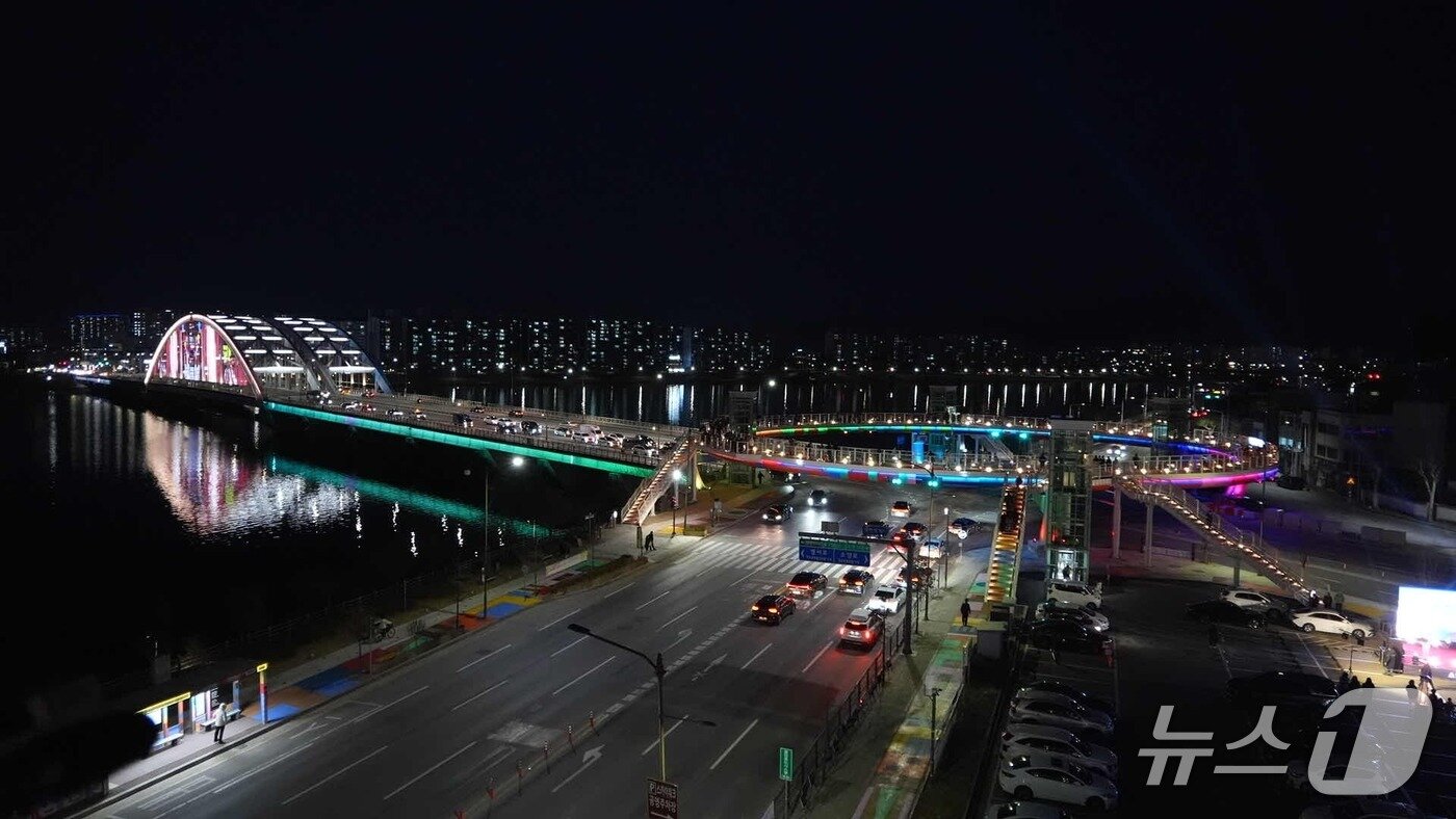 본문 이미지 - 춘천 소양아트서클 준공식 당시 야경.(춘천시 제공, 재판매 및 DB금지)