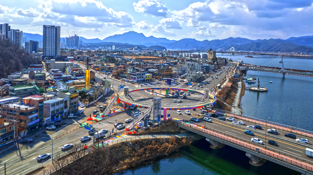 '의암호 한눈에' 소양아트서클 개장…상권 활성화 기대 속 우려도